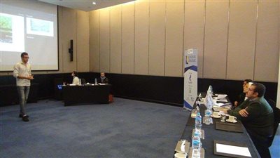 يكافح التلوث البيئي.. طالب جامعي يعرض مشروعه أمام لجنة التحكيم بمؤسسة شباب القادة