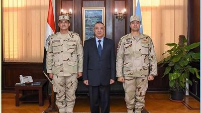 محافظ الإسكندرية يكرم المستشار العسكري السابق للمحافظة