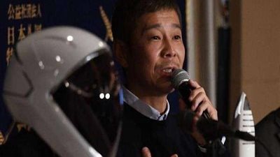 لهذا السبب.. الملياردير الياباني يحطم قلوب نحو 28 ألف فتاة