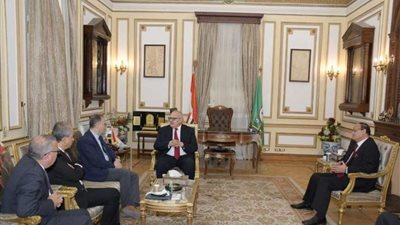 الخشت يبحث تعزيز التعاون بين جامعة القاهرة والجامعة الأمريكية
