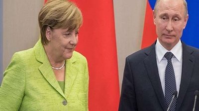 بوتين وميركل يبحثان ملفات ليبيا و