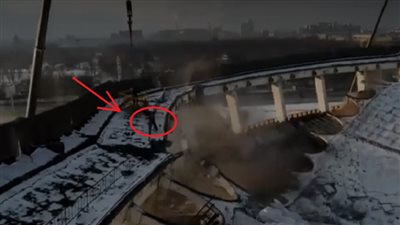 حادث مروع.. شاهد انهيار سقف مجمع رياضي على العمال (صور)