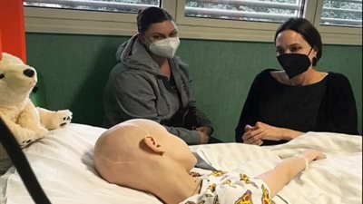 بالصور.. أنجلينا جولي تزور مصابي الحرب الروسية الأوكرانية