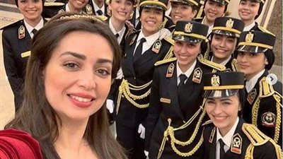 بإطلالة جريئة.. هبة مجدى بصحبة مجموعة من ضابطات الشرطة