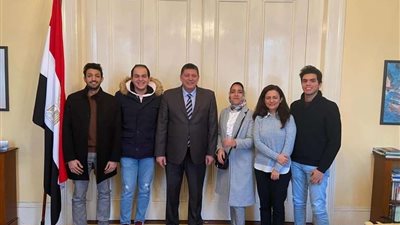 سفير مصر في دبلن يستقبل عددًا من الطلبة المصريين المتميزين بجامعة فاروس