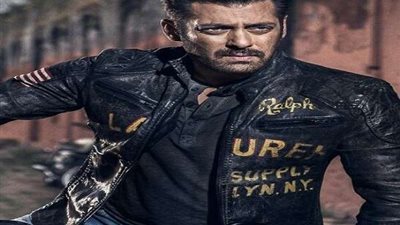 بسبب سيلفي.. سلمان خان يفقد أعصابه مع معجب وينزع هاتفه بعيدًا