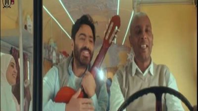 لأول مرة تامر حسني يغني مع أولاده في 