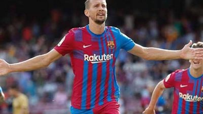 مهاجم برشلونة لوك دي يونج يغيب عن مواجهة إشبيلية بسبب كورونا