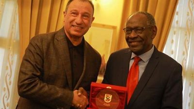 رابطة قدامى اللاعبين السودانيين تكرم رئيس الأهلي