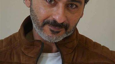 دخلت دوامة الكحول.. أحمد عزمي: أخويا اتقتل في حادثة بشعة |فيديو