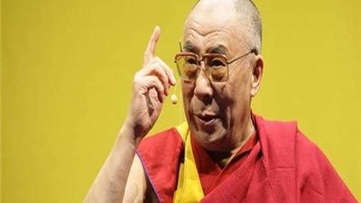 زعيم البوذيين ينشر تعويذة للتغلب على فيروس 