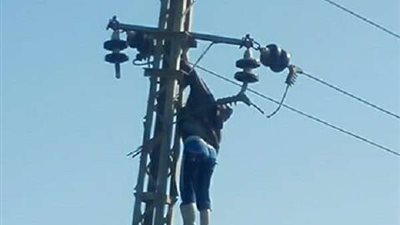 مصرع عاطل صعقًا أعلى عمود أثناء محاولته سرقة أسلاك الكهرباء بسوهاج