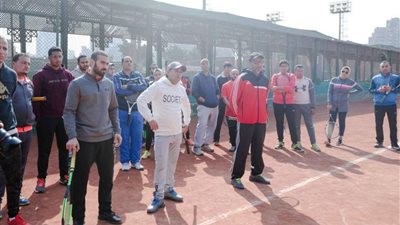 بالصور.. 30 مدربًا يشاركون في الدورة التمهيدية للتنس الأرضي بالأهلي