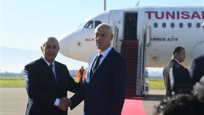 بالصور.. قيس سعيّد يصل الجزائر