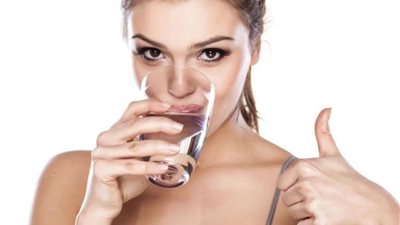 أضرار شرب الماء البارد من الثلاجة