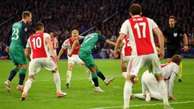 أياكس يهزم أيندهوفن بهدف نظيف وينفرد بصدارة الدوري الهولندي