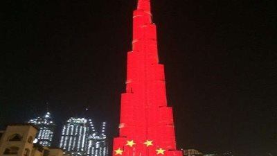 شاهد.. الإمارات تضيء برج خليفة بألوان العلم الصيني
