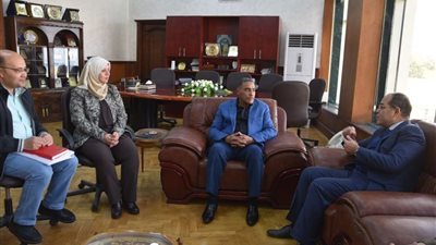 محافظ مطروح يبحث سبل تطوير المنظومة المالية