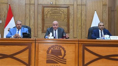 الداودي يلتقى بالشباب المتقدمين للحصول على 