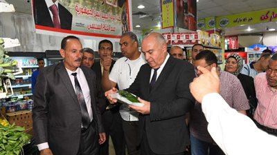 محافظ قنا يفاجئ المجمعات الإستهلاكية بقوص لمتابعة أسعار السلع الغذائية