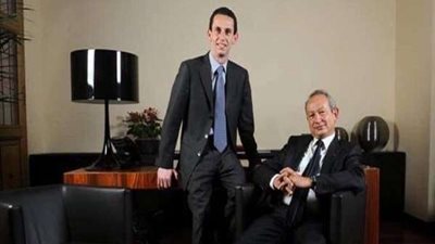 نجيب وسميح ساويرس يصلان كنيسة مارمرقس بمصر الجديدة للمشاركة في جنازة خالد بشارة