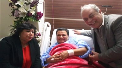 وزيرة الثقافة ونقيب الممثلين في زيارة خالد جلال بالمستشفى