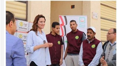 نائب محافظ الجيزة تشارك في توزيع كراتين رمضان على أهالي بولاق