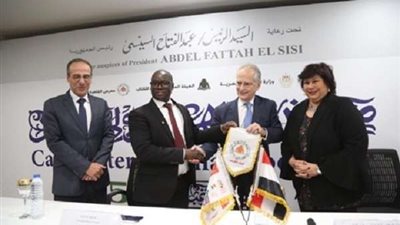 تقليد جديد بالمعرض.. وزير الثقافة تسلم لقب ضيف الشرف من السنغال إلى اليونان