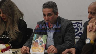 المتحدث العسكري السابق يوقع كتاب 