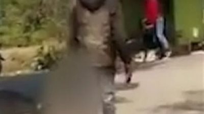 شاهد.. رجل يذبح زوجته ويتجول برأسها في الشارع