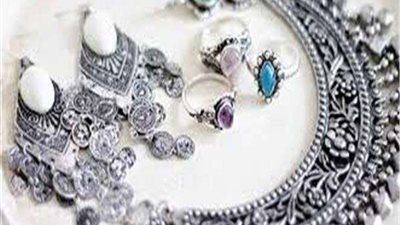 الجمارك تحبط تهريب مشغولات ذهبية مرصعة بالأحجار الكريمة بمطار القاهرة