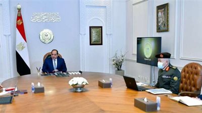الرئيس السيسي يجتمع بمدير عام مشروعات الخدمة الوطنية للقوات المسلحة