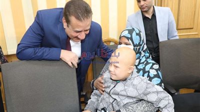 محافظ المنوفية يواصل لقاءاته اليومية مع المواطنين ويقرر صرف مساعدة مالية