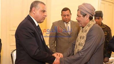 محافظ سوهاج يؤدي واجب العزاء لأسرة الشهيد 