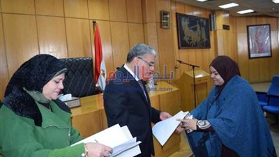 محافظ المنيا يُوجه بتقديم مساعدات مالية وإعانات لعدد من الحالات الإنسانية