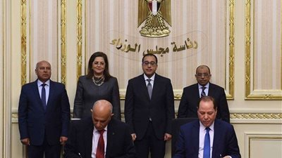 رئيس الوزراء يشهد اتفاقية التنمية المحلية والنقل لتنفيذ أعمال رصف الطرق