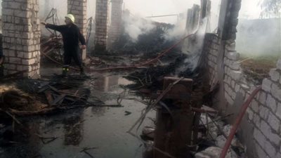 إصابة شخصين إثر حريق داخل عنبر دواجن بكفر شكر