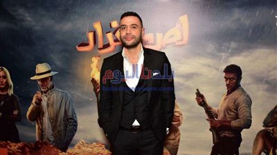 محمد إمام يحتفل بنحاج فيلم لص بغداد بهذه الطريقة