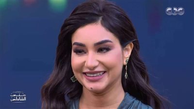 مطربة مغربية تداعب جمهور منى الشاذلي بكلمات شعبية