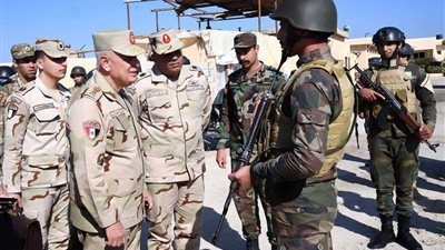 رئيس أركان حرب القوات المسلحة يتفقد عدد من الأكمنة والارتكازات الأمنية بشمال سيناء