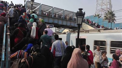 سيدة تلد طفلة داخل المترو بمحطة الدمرداش