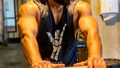 عمرو يوسف عن اتهامه بضرب عامل في الجونة: محصلش.. وتليفونه عليه بلاوي