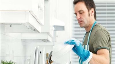 للرجال| غسل المواعين يساعد على تحسين حالتك المزاجية في رمضان