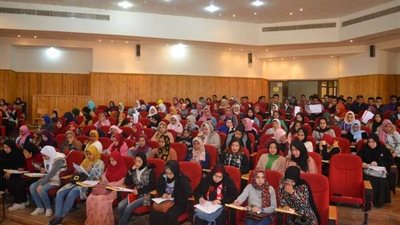 طلاب الثانوية العامة يحتشدون بقاعة القوافل التعليمية المجانية في الوادي الجديد