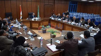 محافظ المنيا يبحث عددًا من الملفات والقضايا مع نواب المحافظة