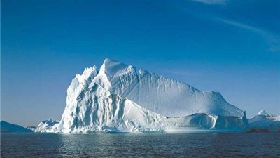 يهدد الملاحة البحرية.. أكبر جبل جليدي في العالم يتحرك للمحيط المفتوح