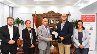 الداودي يستقبل وفد مبادرة توصيل مياه الشرب للأسر الأولى بالرعاية بقرى قنا