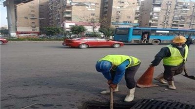 رئيس حي شرق مدينة نصر يتابع استكمال إعادة تطهير بالوعات الأمطار