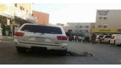 شاهد لحظة دهس ساعي سيارات مغربي وتطاير جثته في الهواء