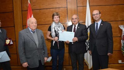 رئيس جامعة أسيوط يُودع طلاب روسيين بعد دراستهم للطبيعة المصرية